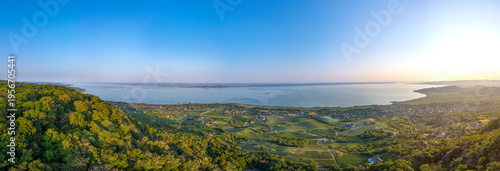Foto Panorama view of Balaton lake near Badacsony in Hungary
