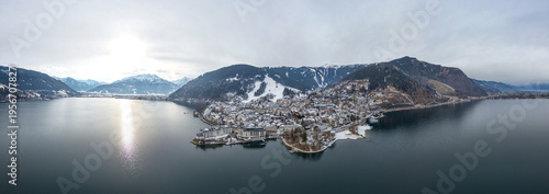 Quadro su tela Panorama view of Zell am See during winter, Austria