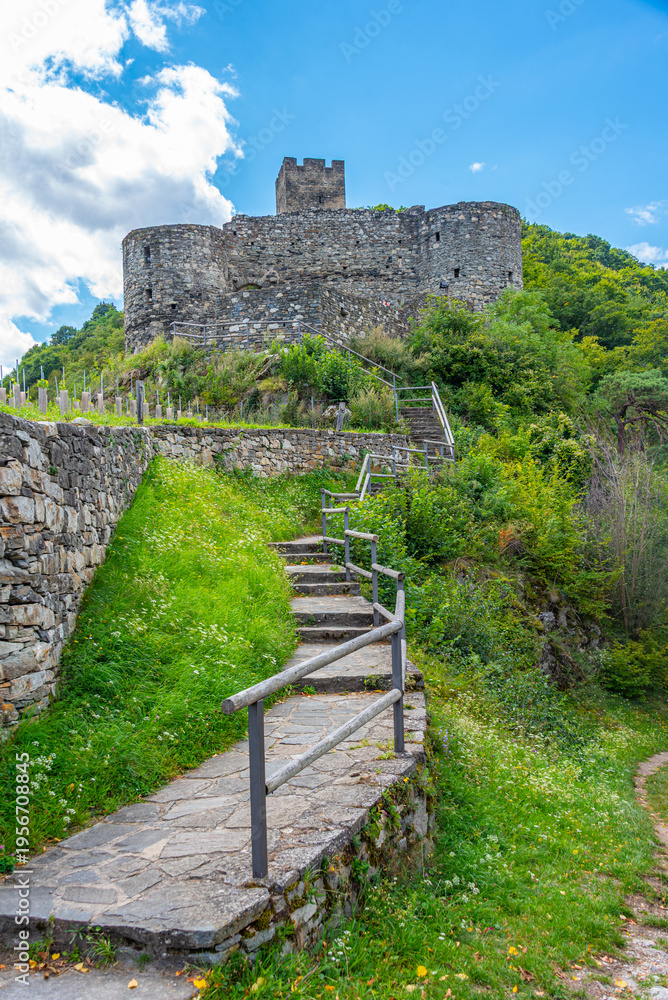 Naklejka premium Hinterhaus castle overlooking Spitz an der Donau village in Aust