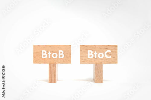 Visual comparison of BtoB or BtoC using minimalist props, authentic illustrative image for business blog and presentation eyecatcher.