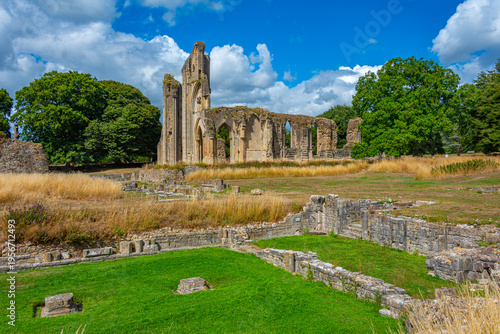 Foto Summer day at Glastonbury Abbey in England