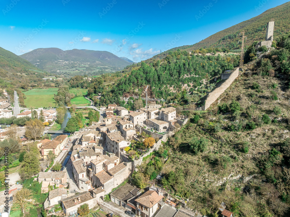Obraz premium Aerial Views of Scheggino: Triangular Defensive Layout: From above, the town forms a perfect triangle, with the castle at the apex and the walls fanning out to protect the settlement down to the river