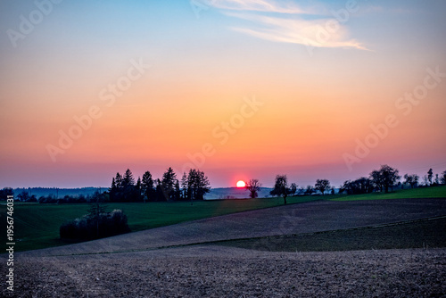 Photos Baumgrundstück bei Sonnenuntergang