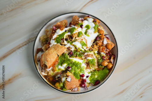 Fotografie Samosa chana chaat with yogurt, tamarind chutney, mint chutney & chickpeas - Tra