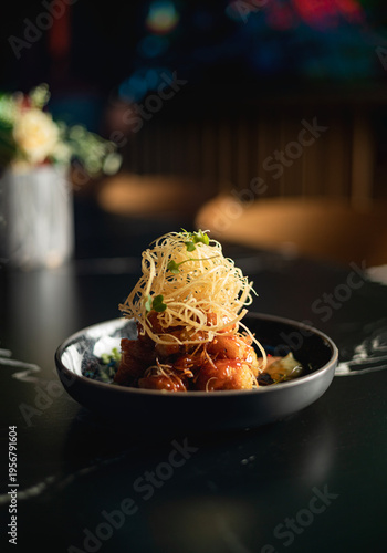 Schilderij op canvas Colección de fotografía culinaria japonesa moderna de alta calidad - Sushi, entrantes gourmet y emplatados