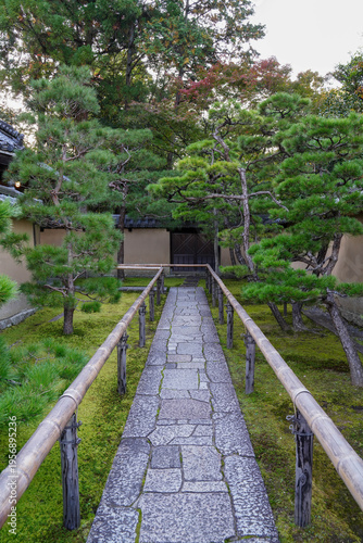 京都の寺院の玄関アプローチ