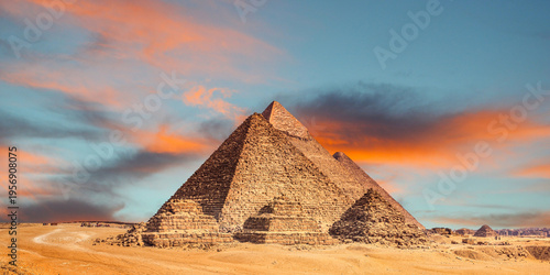 Schilderij op canvas the pyramid of the pyramids of giza at sunset, egypt