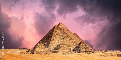 Fotografía the pyramid of the pyramids of giza at sunset, egypt