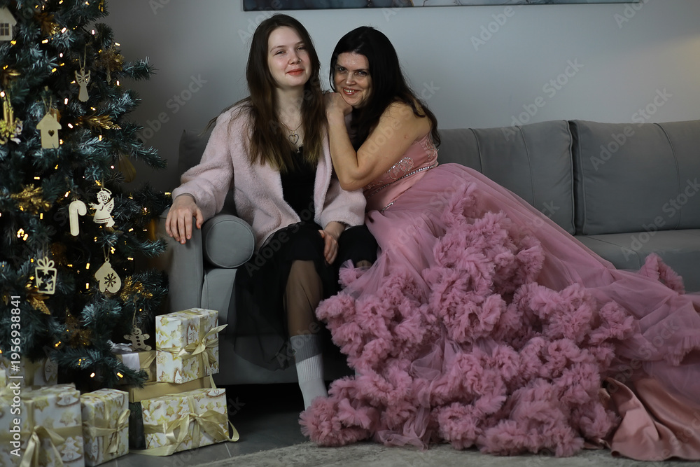 Obraz premium Joyful Christmas Celebration at Home with Family by the Christmas Tree