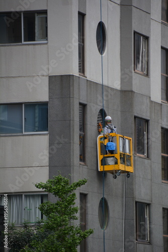 ビルの外壁清掃作業
