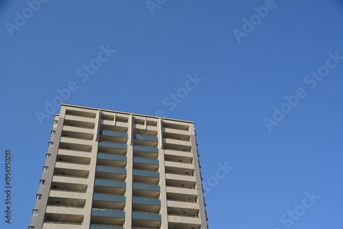 青空と高層マンション