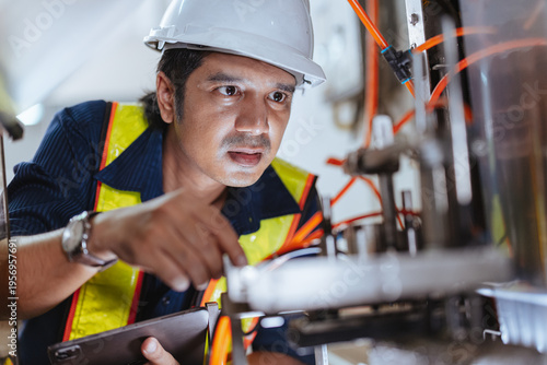 Canvastavla Factory technician working service machine
