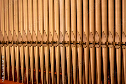 Cuadro en lienzo Close Up of Pipe Organ Pipes with Symmetrical Pattern and Warm Lighting
