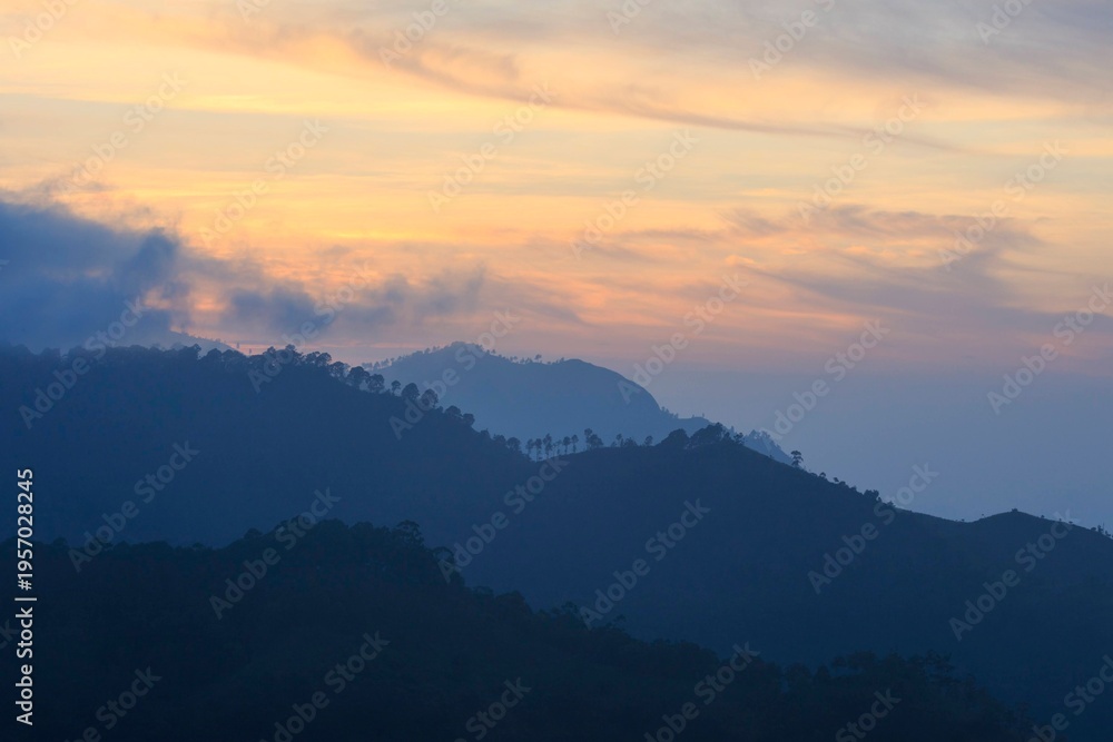 Obraz premium Serene Blue Mountain Ridges at Golden Sunset, Ella, Sri Lanka