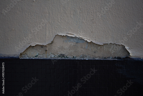 Décollement de peinture sur un mur après une fuite d'eau