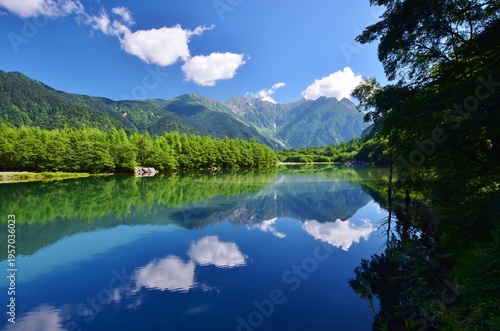 Wallpaper Mural 新緑につつまれる上高地・大正池 Torontodigital.ca