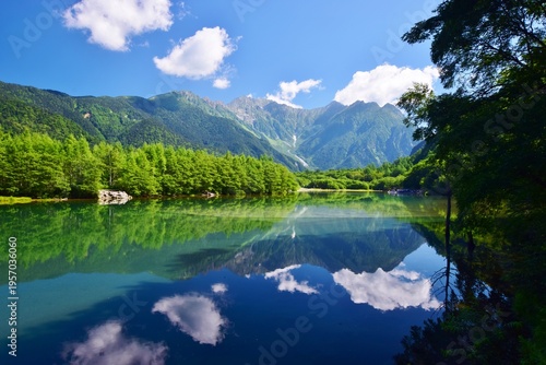 Wallpaper Mural 新緑につつまれる上高地・大正池 Torontodigital.ca