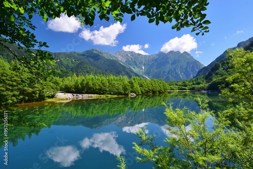 Wallpaper Mural 新緑につつまれる上高地・大正池 Torontodigital.ca