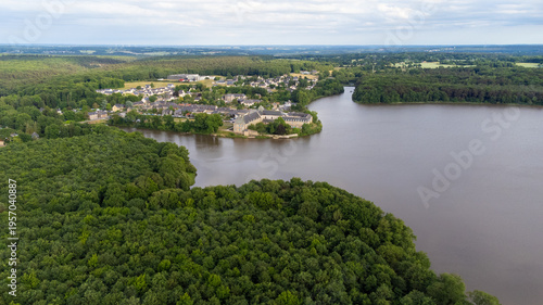 Vue aérienne de l'étang et de l'abbaye de Paimpont dans la forêt de Brocéliande