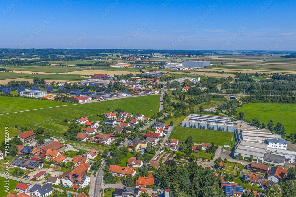 Fototapeta premium Die Gemeinde Stetten bei Mindelheim im schwäbischen Unterallgäu aus der Vogelperspektive