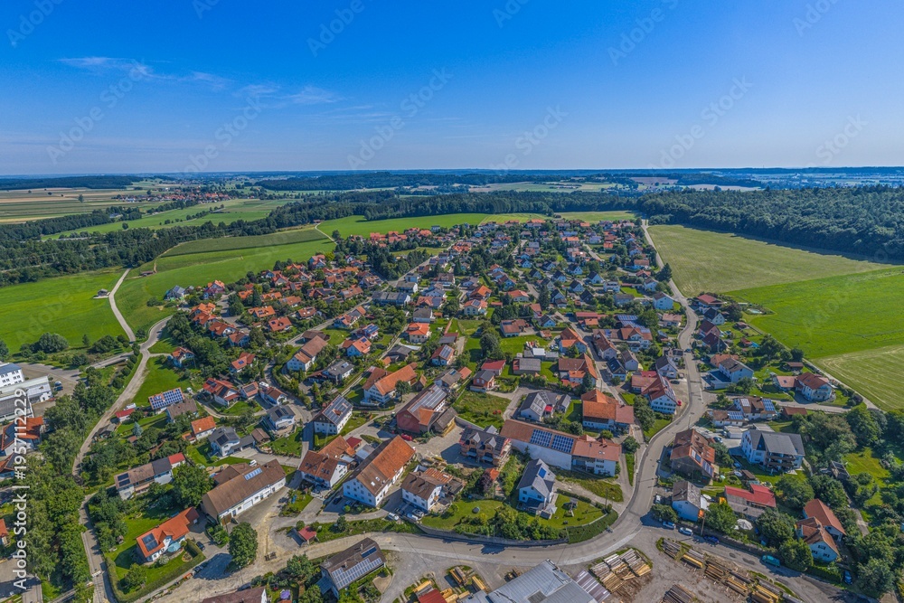 Fototapeta premium Die Gemeinde Stetten bei Mindelheim im schwäbischen Unterallgäu aus der Vogelperspektive