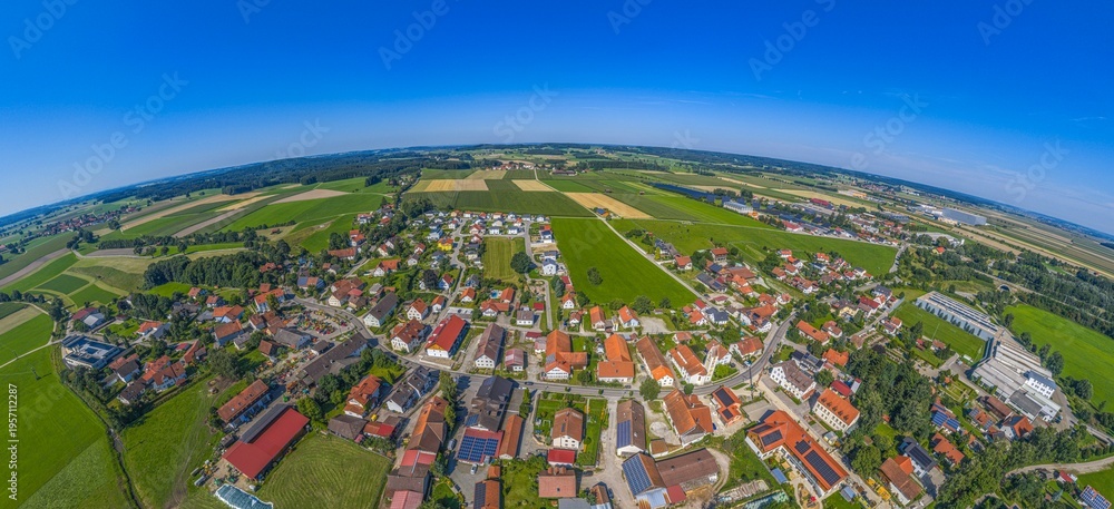 Fototapeta premium Die Gemeinde Stetten bei Mindelheim im schwäbischen Unterallgäu aus der Vogelperspektive
