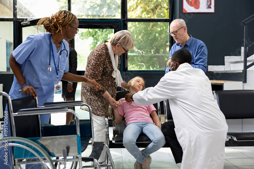 Φωτογραφία Grandparents in panic after granddaughter fainted in clinic lobby, urgently seeking help from black doctor during medical emergency