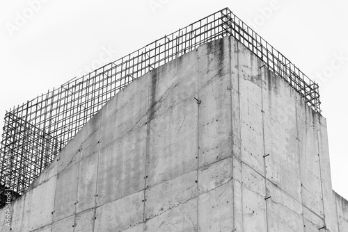 Cuadro en lienzo A stark black-and-white photograph of a concrete building corner with exposed re