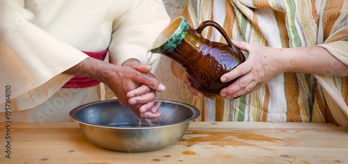 Foto Woman pour water on hands