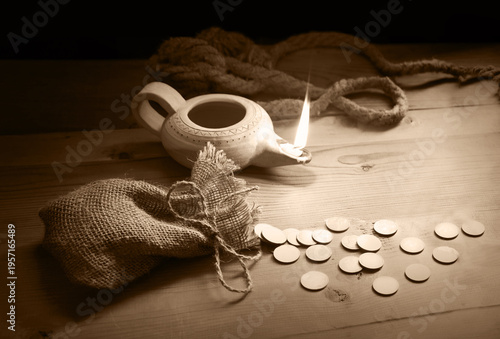 Foto A loop made from old thick rope and coins