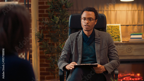Tableau sur toile African american counselor listening to couple at therapy session, trying to solve marriage problems