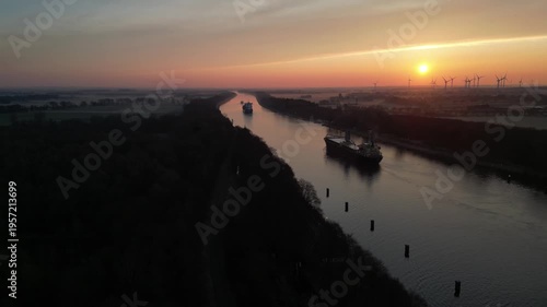 Schiffe fahren bei Sonnenaufgang im Nord-Ostsee-Kanal