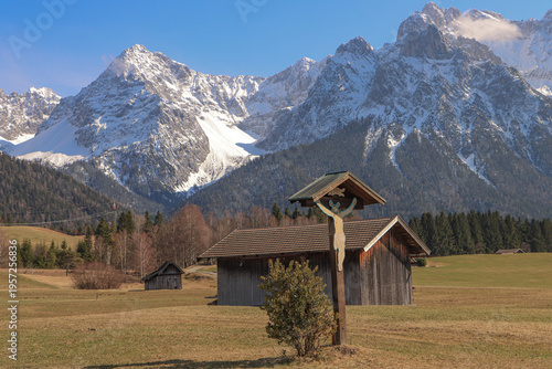 Bayerische Alpenidylle; Blick von den Buckelpisten bei Klais zum westlichen Karwendelgebirge mit Tiefkarspitze und den Karwendelköpfen