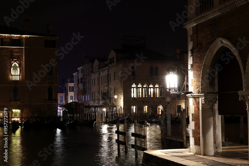 Canvas Print la nuit, le grand canal de Venise en Italie, vu à partir du marché du Rialto