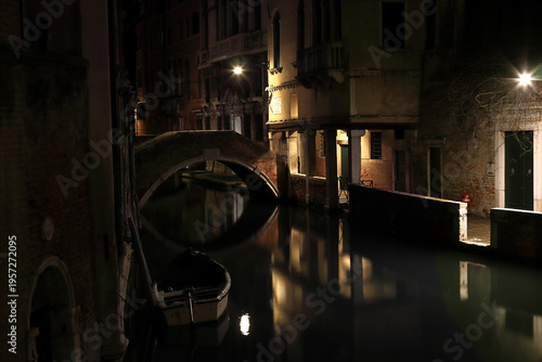 Foto un petit canal typique et tranquille de Venise, la nuit