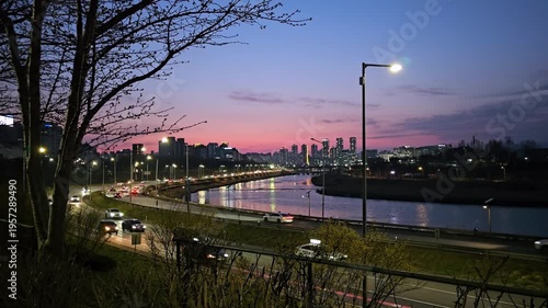 Evening City Traffic Riverside Road Blue Hour 도시 강변도로 차량 야경 영상