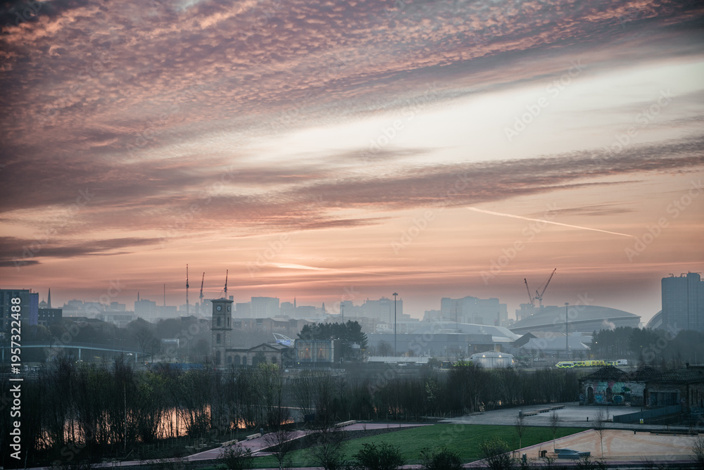 Fototapeta premium Glasgow Skyline At Sunrise With Dramatic Clouds