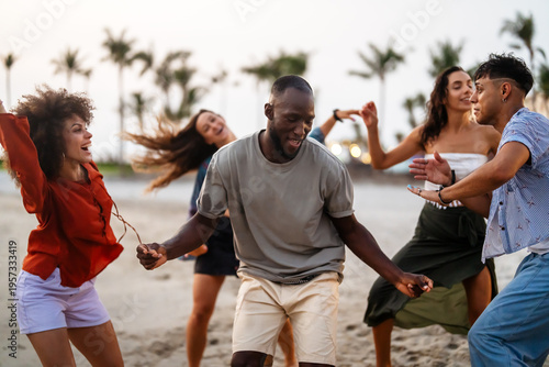 Photos A diverse group of multicultural friends enjoying summer moments on the beach, d