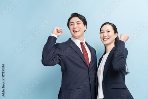 Photos ガッツポーズする笑顔のビジネスマン男女