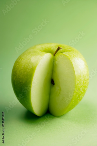 Grüner apfel auf grünem Hintergrund