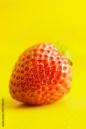 Rote Erdbeere auf gelbem Hintergrund