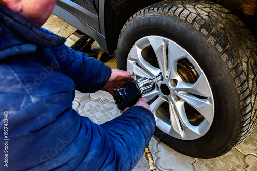 Canvas-taulu Changing wheels and tires for a car according to the season