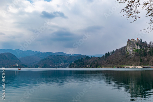Foto Lake Bled landscape with church and castle under dramatic cloudy sky in Slovenia