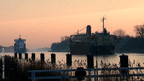 Frachter fahren bei Sonnenaufgang im Nord-Ostsee-Kanal