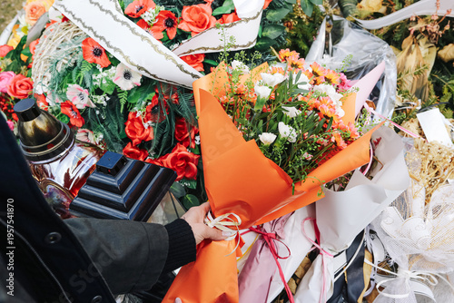 Foto Bouquets of flowers near grave decorations