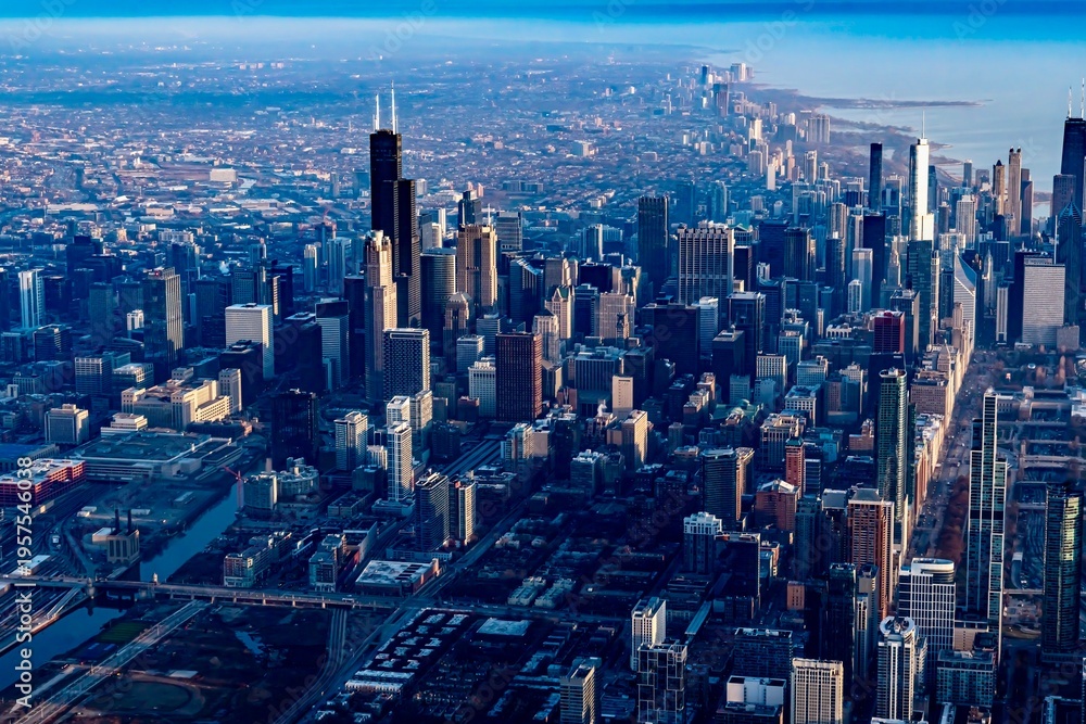 Obraz premium View of the downtown area of Chicago, IL during the early morning sunrise as seen from an airplane