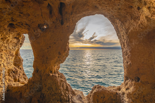 Coucher de soleil à la grotte de la poupée à Carvoeiro en Algarve, Portugal.