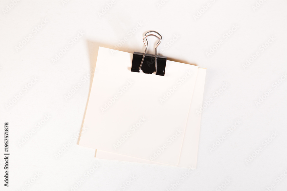 Naklejka premium Blank note paper with yellow clip on white background, stock photo
