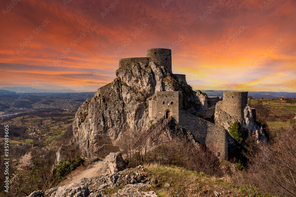 Fototapeta premium Medieval Srebrenik Fortress at golden hour sunset, Bosnia and Herzegovina