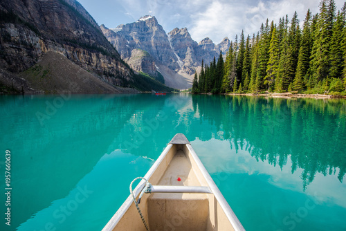 Фотография A view of Valley of the Ten Peaks from a canoe at Moraine lake